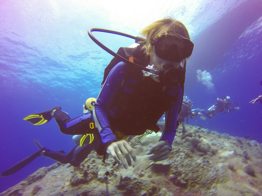 underwater-scuba-diving-selfie-shot-with-selfie-st